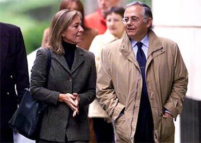 La juez Teresa Palacios conversa con Guillermo Ruiz Polanco, junto a la Audiencia Nacional en noviembre de 2000.