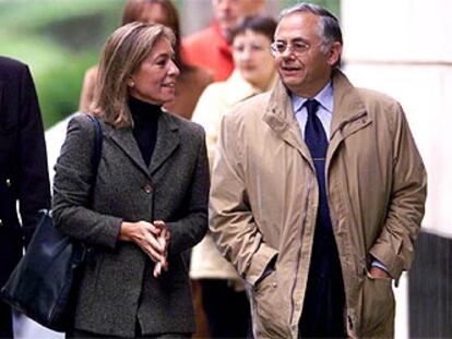 La juez Teresa Palacios conversa con Guillermo Ruiz Polanco, junto a la Audiencia Nacional en noviembre de 2000.