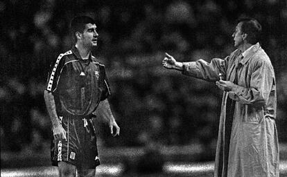 Cruyff dóna indicacions a Guardiola en un partit.
