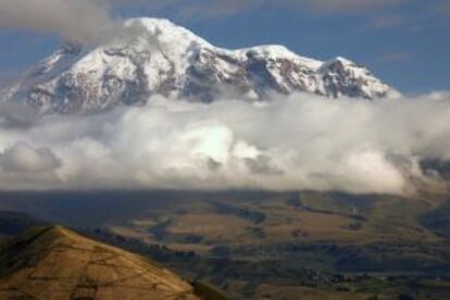 El volcán Chimborazo, en la cordillera de los Andes, el pico más alto de Ecuador.