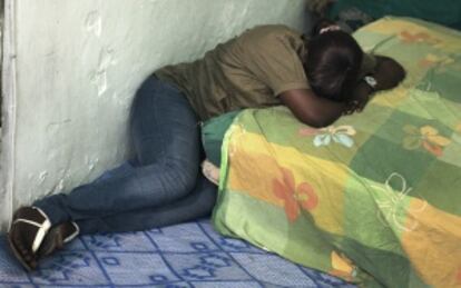 Corpa Diop llora sobre la cama de su alojamiento en Tánger.