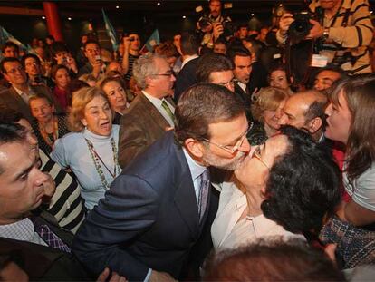 Mariano Rajoy besa a una asistente a su mitin en el teatro Ayala de Bilbao.
