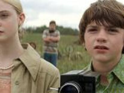 Elle Fanning (Alice, en la película) y Joel Courtney (Joe Lamb), en una escena de Super 8