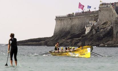 La trainera de Portugalete durante la regata clasificatoria para la Bandera de la Concha.