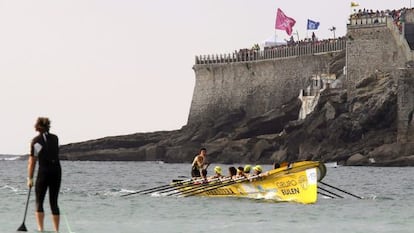 La trainera de Portugalete durante la regata clasificatoria para la Bandera de la Concha.