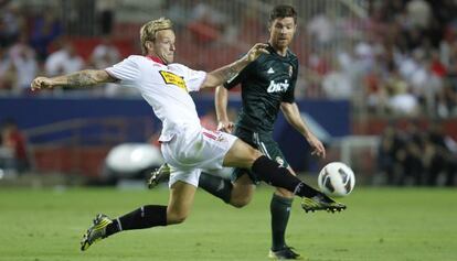 Imagen de Xabi Alonso (Real Madrid) en un partido contra el Sevilla. 