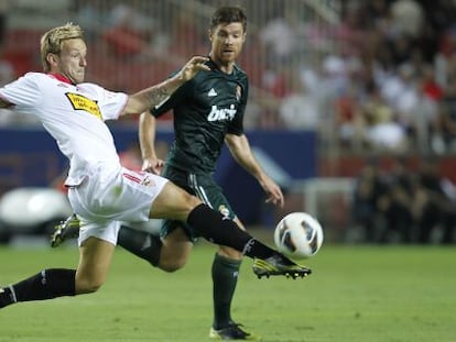 Imagen de Xabi Alonso (Real Madrid) en un partido contra el Sevilla. 