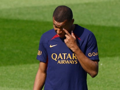 Soccer Football - Paris St Germain Training - Paris-Saint-Germain Training Centre, Poissy, France - July 20, 2023 Paris St Germain's Kylian Mbappe during training REUTERS/Gonzalo Fuentes