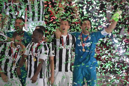 Gianluigi Buffon celebra junto a sus compañeros la Copa de Italia tras batir en la final al AC Milan por 4 goles a cero en Roma, el 9 de mayo de 2018.
