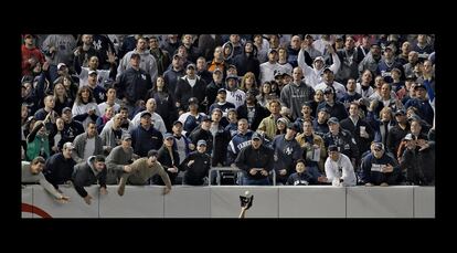 Seguidores  de los Yankees tartan de distraer a un jugador de los Angels en el estadio Yanhee, el 25 de octubre de 2009. La victoria fue para los Yankees, lo que les impulsó hasta la primera posición de las <i>World Series</i>, título que finalmente lograron (<i>Los Angeles Times Magazine</i>).