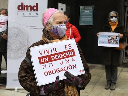 Concentración celebrada el pasado jueves ante el Ayuntamiento de León en apoyo a ley de la eutanasia.