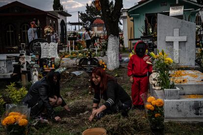 Pobladores de Tláhuac, en Ciudad de México, realizaron la tradicional velada de Día de Muertos en el panteón de San Pedro.
