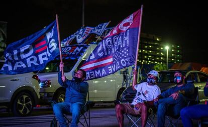 Simpatizantes del ex vicepresidente y candidato demócrata a la presidencia, Joe Biden, ondean banderas.