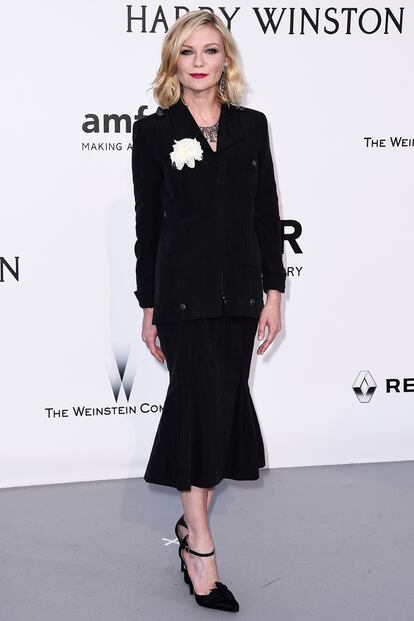 Kirsten Dunst está dando toda una lección de estilo durante el festival. Este año, la actriz es miembro del jurado en Cannes y para la gala optó por este traje negro de Chanel Resort.