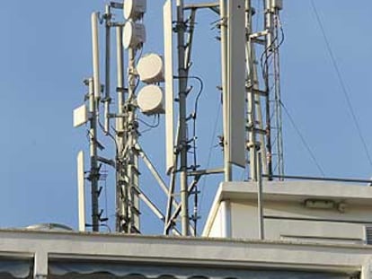 Edificio de Móstoles (Madrid) con antenas de telefonía móvil.