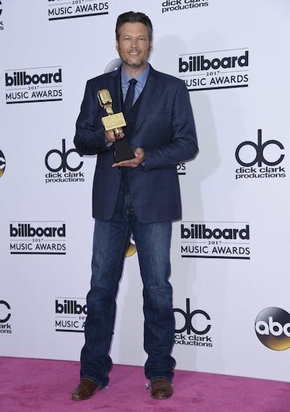 El cantante Blake Shelton, novio de la también artista Gwen Stefani, posa con su premio a mejor artista de country.