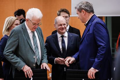 El canciller alemán, Olaf Scholz, conversa con el presidente bávaro, Markus Söder (derecha), y el presidente de Baden-Württemberg, Winfried Kretschmann, al inicio de la reunión entre el Ejecutivo federal y los 16 'länder', el lunes por la noche en Berlín.