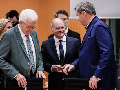 El canciller alemán, Olaf Scholz, conversa con el presidente bávaro, Markus Söder (derecha), y el presidente de Baden-Württemberg, Winfried Kretschmann, al inicio de la reunión entre el Ejecutivo federal y los 16 'länder', el lunes por la noche en Berlín.