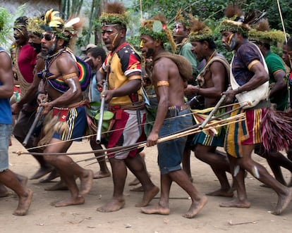 En Benaria, dos tribus llevan a cabo una ceremonia de paz. El ritual marca el inicio del proceso de compensación entre las tribus. Así, cada 'wantok' (familia) paga a otras que han perdido a sus allegados en alguna batalla con cerdos o dinero.