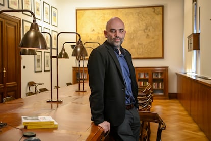 Roberto Saviano de visita en la redacción del Corriere della Sera en Via Solferino, Milán, el 30 de abril de 2025

