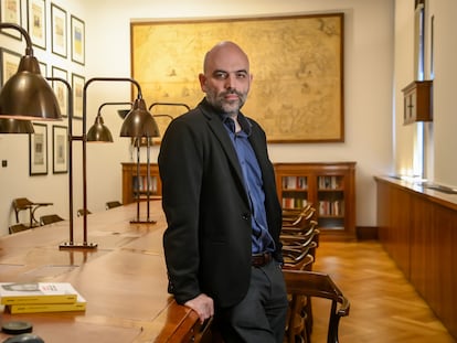 Roberto Saviano de visita en la redacción del Corriere della Sera en Via Solferino, Milán, el 30 de abril de 2025