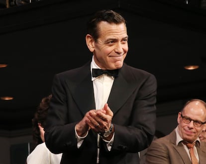 George Clooney con su pelo teñido en el escenario durante una representación de la obra 'Buenas noches y buena suerte'.