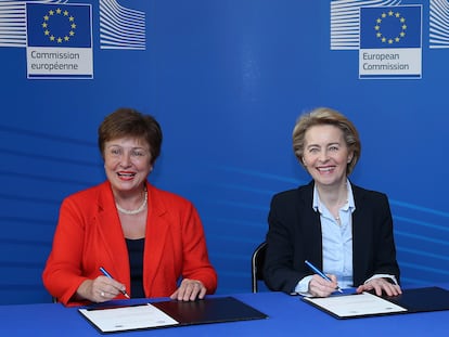 La directora del Fondo Monetario Internacional (FMI), Kristalina Georgieva y la Presidenta de la Comisión Europea, Ursula Von der Leyen en Bruselas, el 28 de enero de 2020.