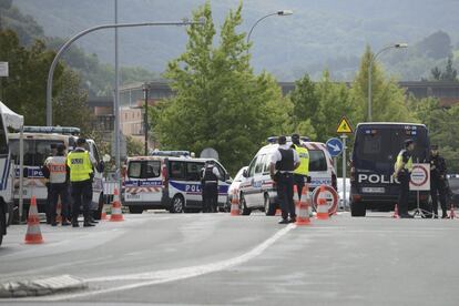 Muchos de los 18.000 agentes que participan en la seguridad del G7 están a pie de calle mañana, tarde y noche.