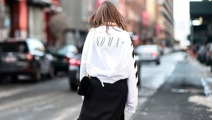 La bloguera Thania Peck lució una chaqueta de Off-White en la que podía leerse "Woman".