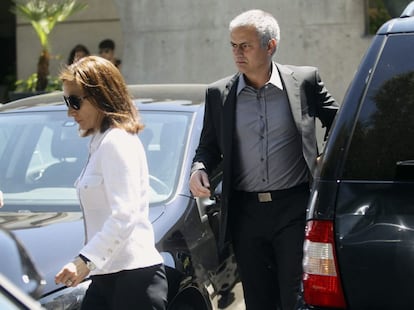 El entrenador del Real Madrid, José Mourinho, a la entrada del tanatorio.