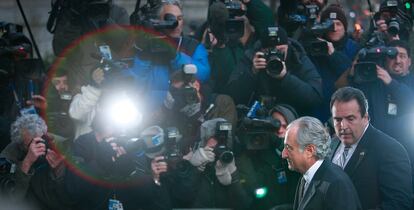 Bernard Madoff entra en el tribunal federal de Nueva York, el 12 de marzo de 2009, ante una lluvia de flashes de los fotógrafos.