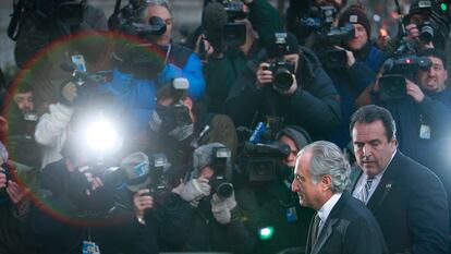 Bernard Madoff entra en el tribunal federal de Nueva York, el 12 de marzo de 2009, ante una lluvia de flashes de los fotógrafos.