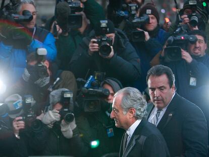 Bernard Madoff entra en el tribunal federal de Nueva York, el 12 de marzo de 2009, ante una lluvia de flashes de los fotógrafos.