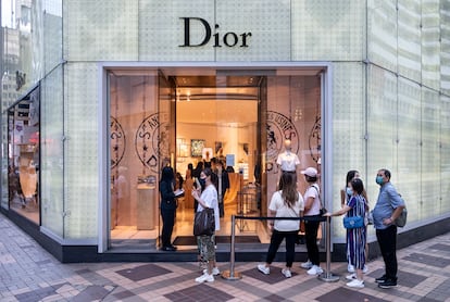 Clientes hacen cola en una tienda de Dior en Hong Kong.