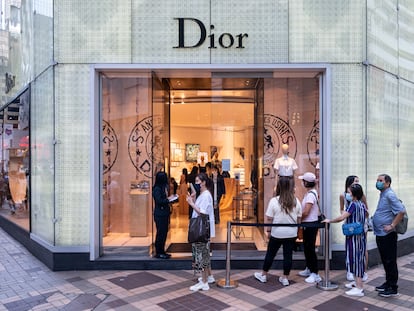 Clientes hacen cola en una tienda de Dior en Hong Kong.