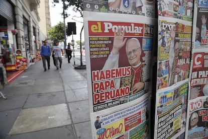 Portadas de los periódicos peruanos tras la elección del nuevo papa León XIV, este viernes en el centro de Lima.