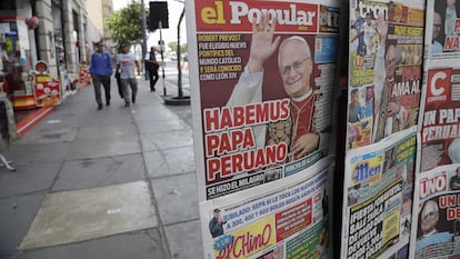 Portadas de los periódicos peruanos tras la elección del nuevo papa León XIV, este viernes en el centro de Lima.