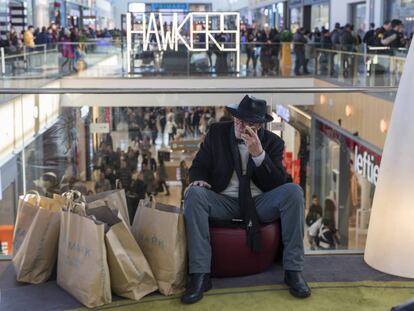 Un hombre descansa en un día de compras en el centro comercial Intu Puerto Venecia, en Zaragoza.