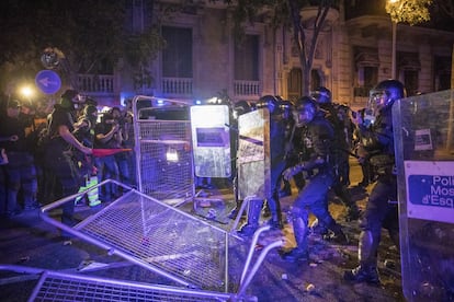 La policía carga en la noche del martes contra los manifestantes junto a la Delegación del Gobierno en Barcelona durante la manifestación convocada por los CDR.