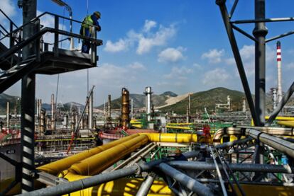 Vista de las instalaciones de la refinería de Cartagena, ampliada durante los últimos tres años para producir más gasóleo y queroseno.