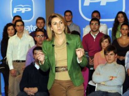 Dolores de Cospedal, durante la reunión que ha mantenido hoy con un grupo de jóvenes de esta ciudad.