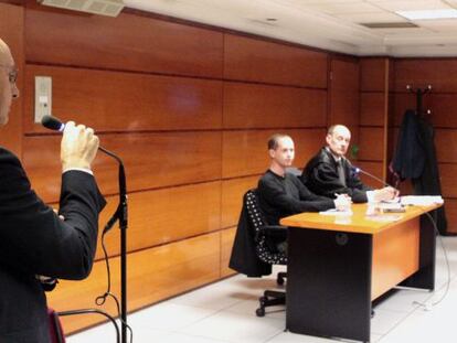 Rodolfo Ares, durante el juicio contra el abogado defensor de presos de ETA, Alfonso Zenon, a la derecha.