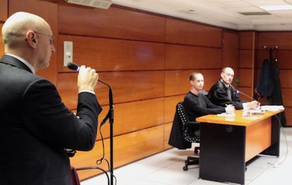 Rodolfo Ares, durante el juicio contra el abogado defensor de presos de ETA, Alfonso Zenon, a la derecha.