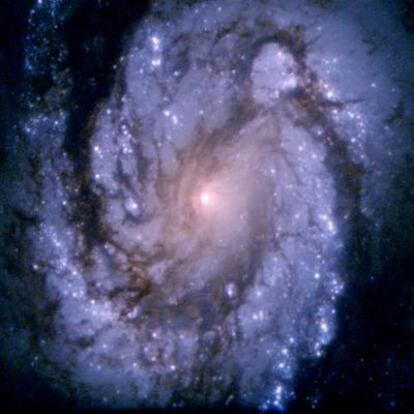 La galaxia M 100 (fotografia por el telescopio espacial <i>Hubble</i>) donde estalló la supernova SN1979C que ha podido formar un agujero negro