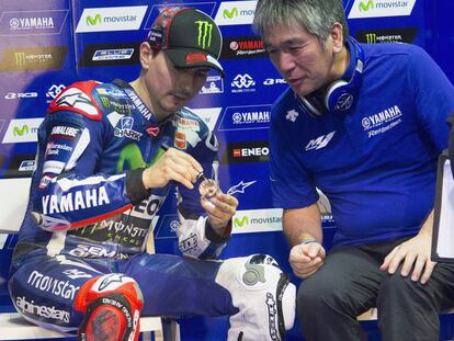 Jorge Lorenzo habla con Tsuji San, l&iacute;der del proyecto de la Yamaha M1, en los &uacute;ltimos entrenamientos de pretemporada en el circuito de Losail.