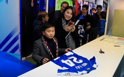 Un niño posa en la tienda del RCD Espanyol con su nueva camiseta de Wu Lei.