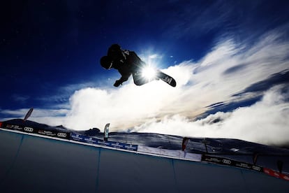 El suizo Patrick Burgener realiza una de las pruebas de la final del Campeonato Mundial de Snowboard, celebrado en Nueva Zelanda.