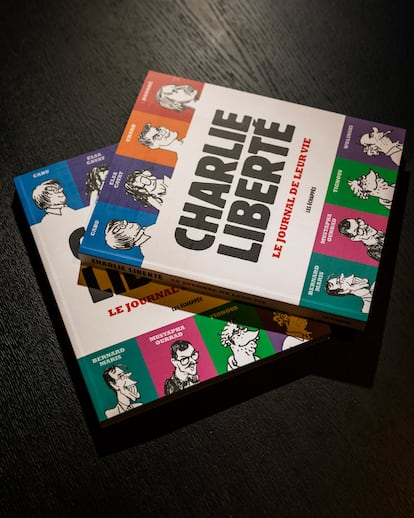 El Libro 'Charlie Liberté. Le journal de leur vie' (Charlie Libertad. El diario de sus vidas), que se publica con ocasión del décimo aniversario del atentado contra la revista.