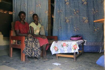 Lucy Oyela, de 42 años, posa con su hija Abber Lillian, de 14 años, en su casa de Onang cerca de la ciudad de Gulu, en el norte de Uganda. Ella dice que cuando era niña quería ser maestra. Lucy desea que su hija sea enfermera. Su hija Abber Lillian dice que no sabe con cuántos años terminara su educación y desconoce a qué se dedicara en un futuro.