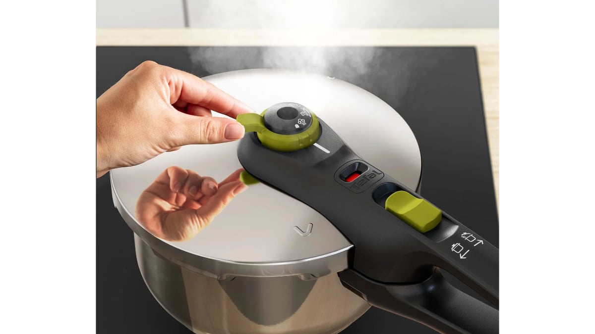 Esta olla a presión está fabricada con acero inoxidable.